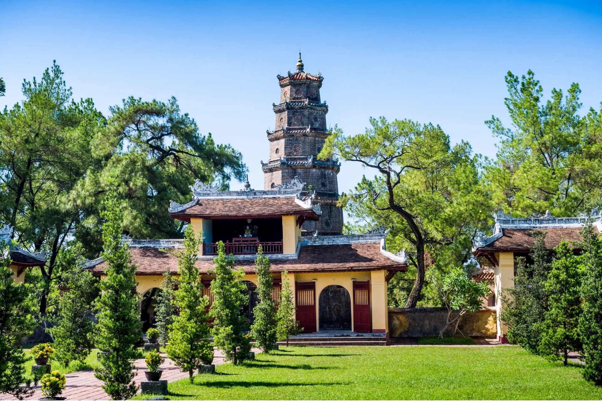 Chùa Thiên Mụ tại Huế bên dòng sông Hương