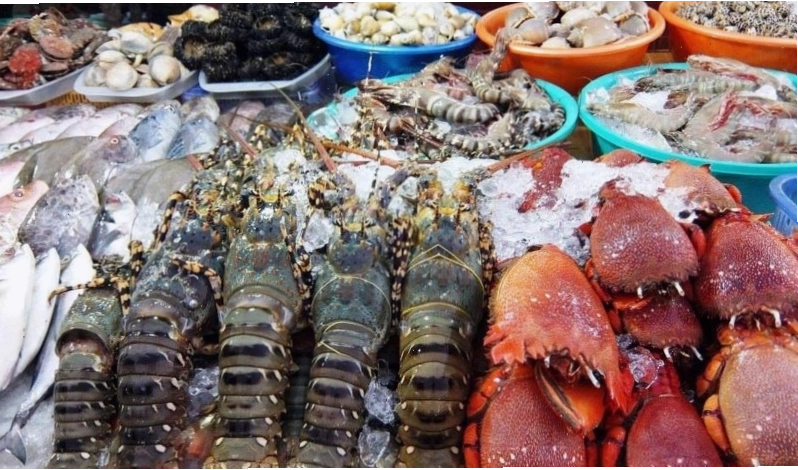 Hải sản tươi ngon được bày bán tại chợ sáng Vũng Tàu