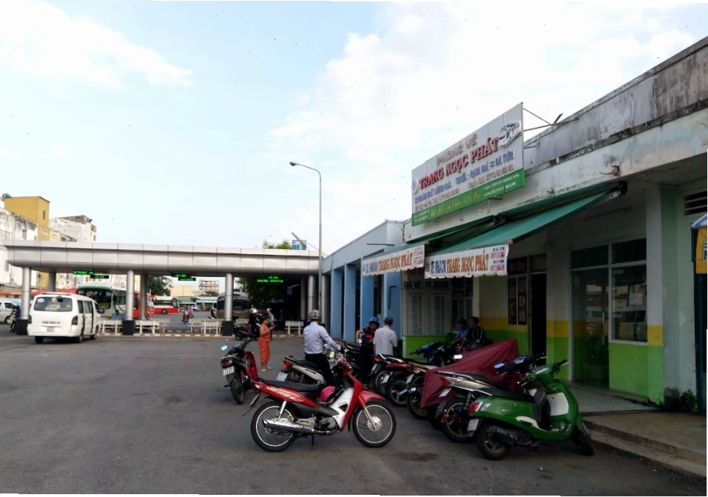 Hành khách đang mua vé tại quầy vé trong Bến xe Rạch Giá