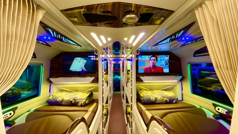 Không gian sang trọng phù hợp chuyến dài với Bằng Phấn Limousine