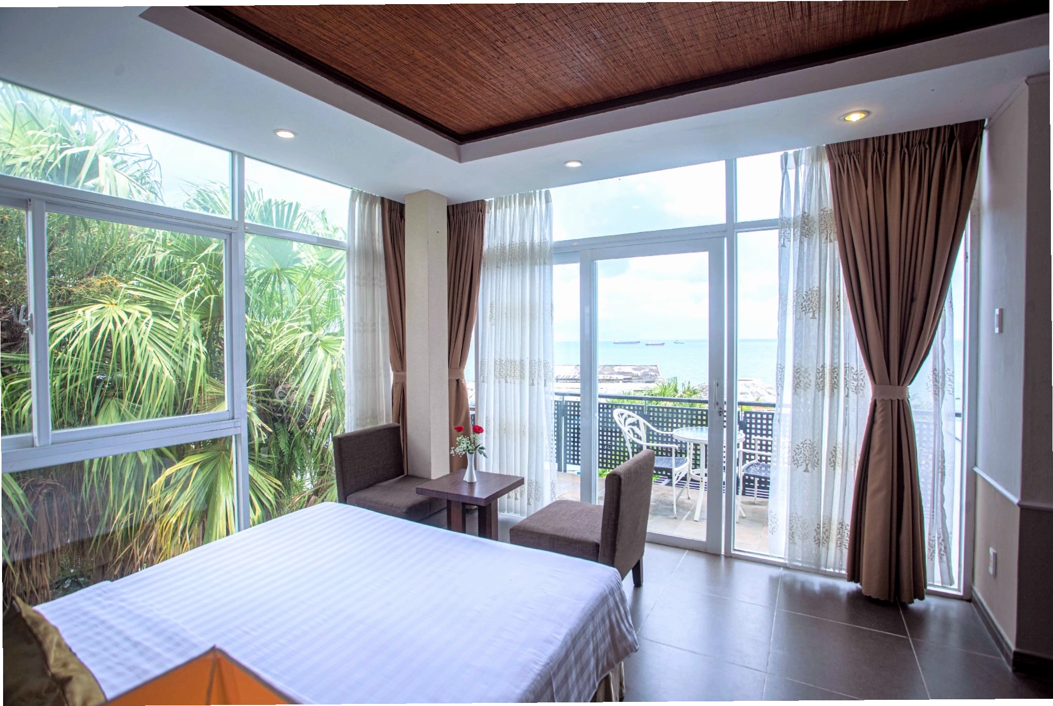 Khu vực ghế tắm nắng quanh hồ bơi