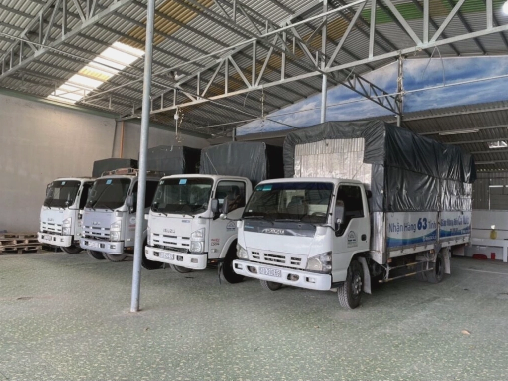 Nhân viên bốc xếp hàng hóa lên xe tải