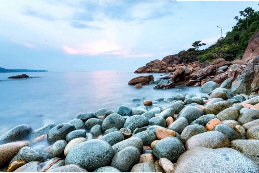 Nhân viên nhà ga hỗ trợ hành khách