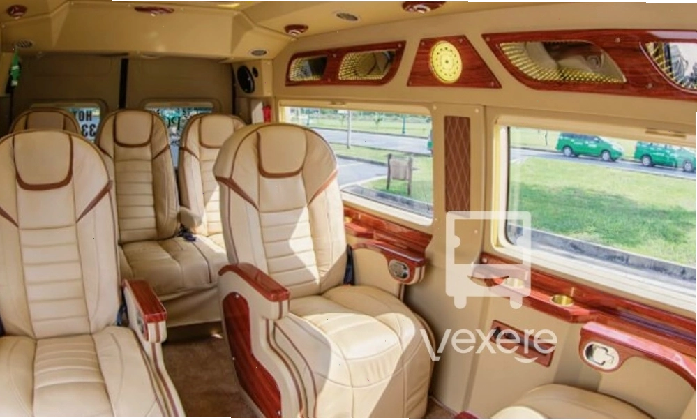 Nội thất xe limousine Tâm Bảo Anh với ghế da cao cấp
