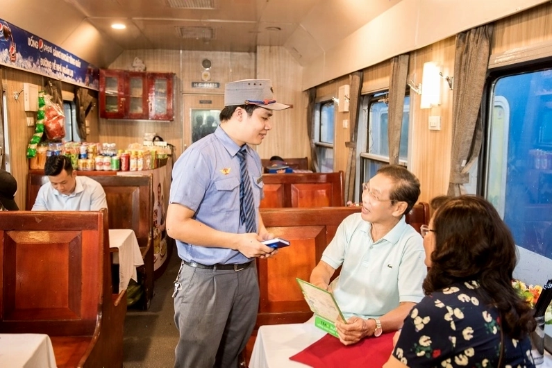 Tàu hỏa du lịch với các toa giường nằm tiện nghi