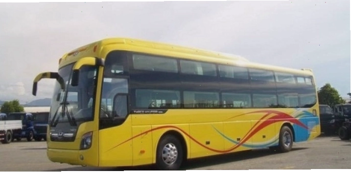 Xe 45 chỗ hiện đại di chuyển trên cung đường Đắk Lắk