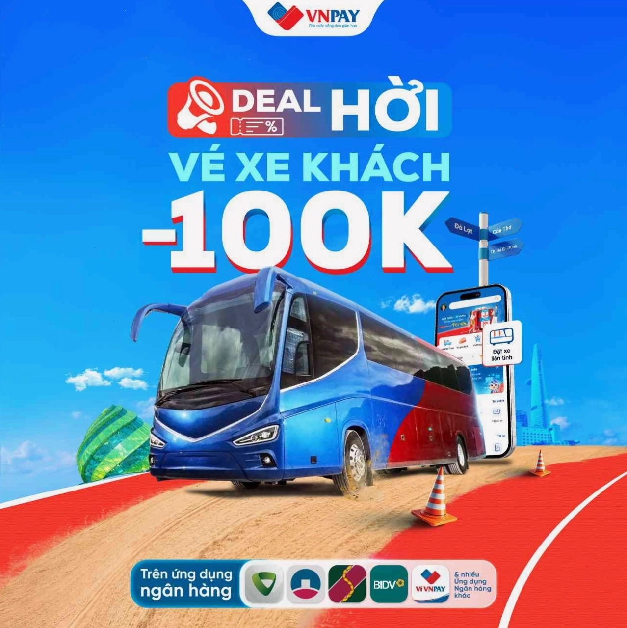 Xe giường nằm cao cấp đậu tại bến xe sẵn sàng phục vụ hành khách đi Sapa