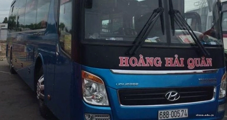 Xe khách Bốn Luyện Express dừng đón khách tại một điểm trên tuyến đường Cần Thơ đi Đà Lạt