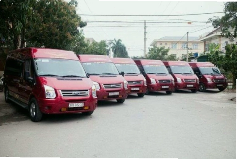 Xe khách chất lượng cao di chuyển trên đường cao tốc