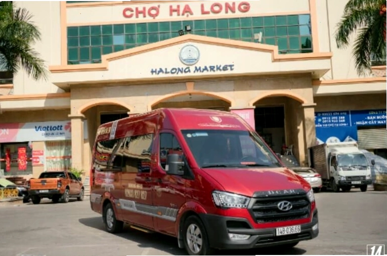 Xe khách đậu nối đuôi nhau chờ làm thủ tục xuất bến