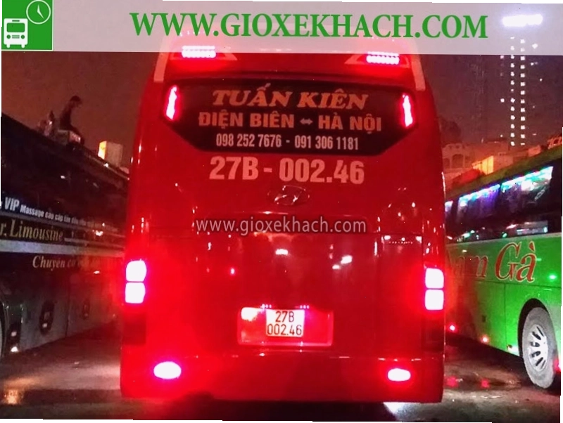 Xe khách giường nằm di chuyển trên đường cao tốc