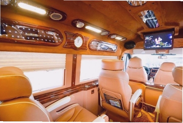 Xe Limousine Nhà xe Việt Nam di chuyển trên cung đường Nội Bài - Ninh Bình