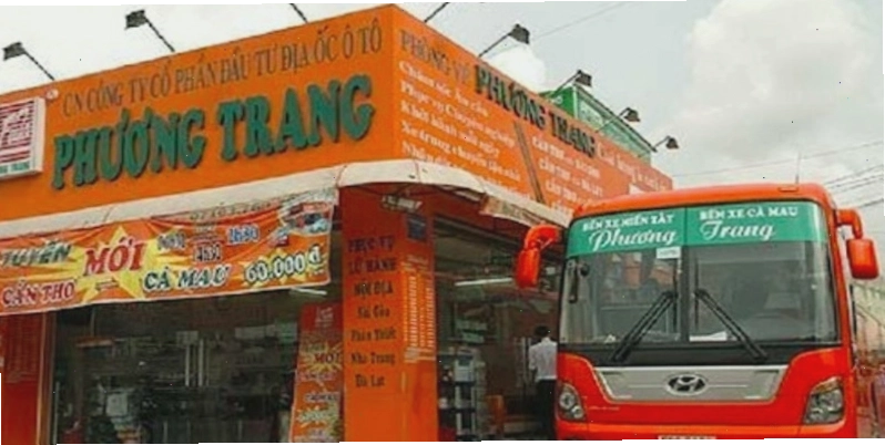 Xe máy được cố định chắc chắn trên xe tải của Phương Trang