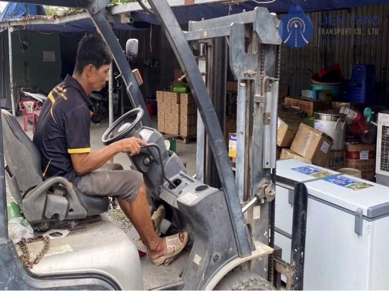 Xe tải lớn của chành xe TpHCM đi Phan Thiết đang nhận hàng