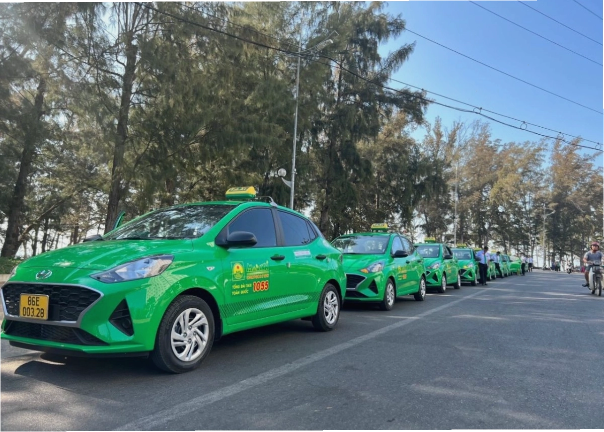 Xe taxi Kinh Bắc di chuyển trên đường phố Bắc Ninh